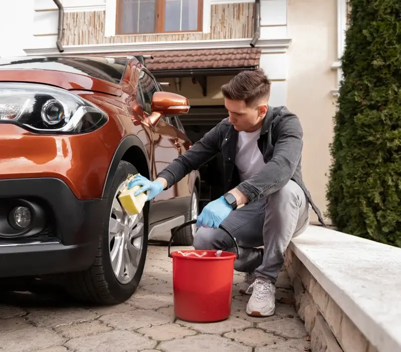 Lavage auto à domicile Auchy-lès-Hesdin : professionnel intervenant sur un véhicule